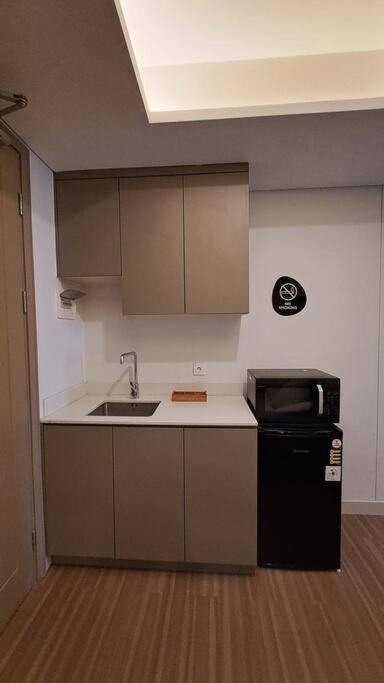 Gold Coast Netflix Wifi Paris Sofabed Apartemen Jakarta